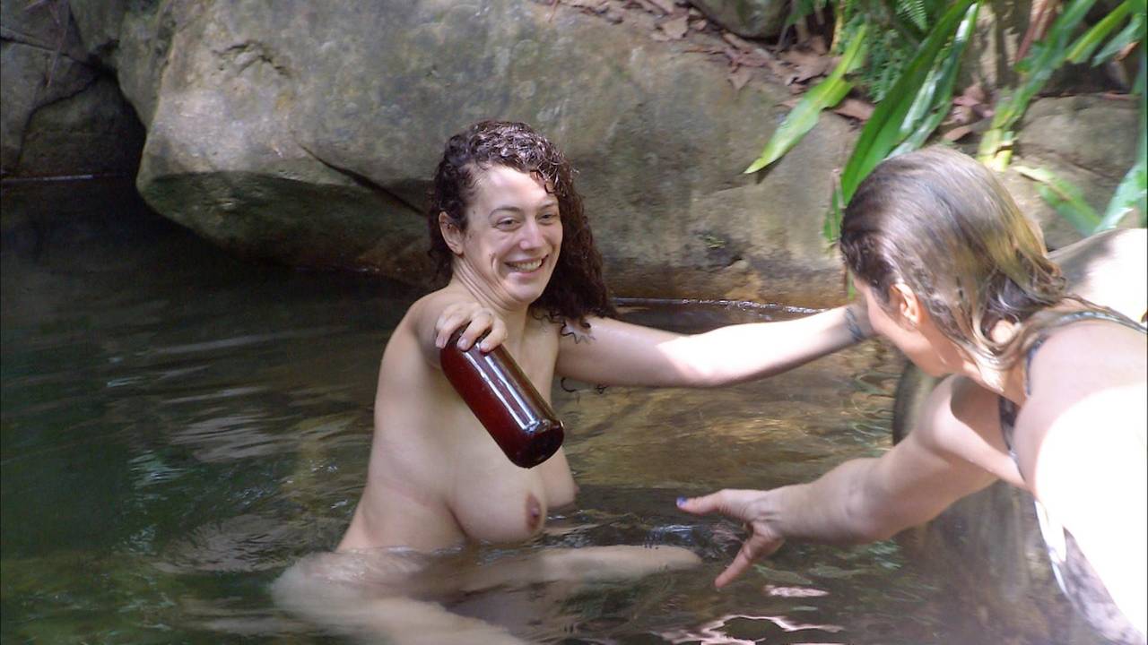 Leila_Lowfire_badet_nackt_im_Dschungelcamp_2019