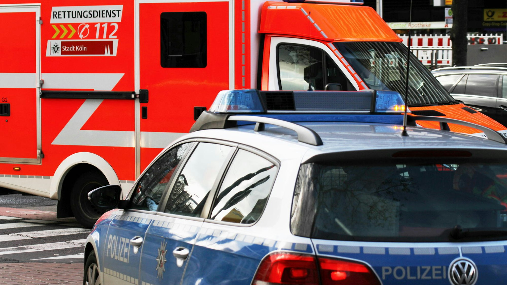 Ein Streifenwagen steht vor einem RTW.