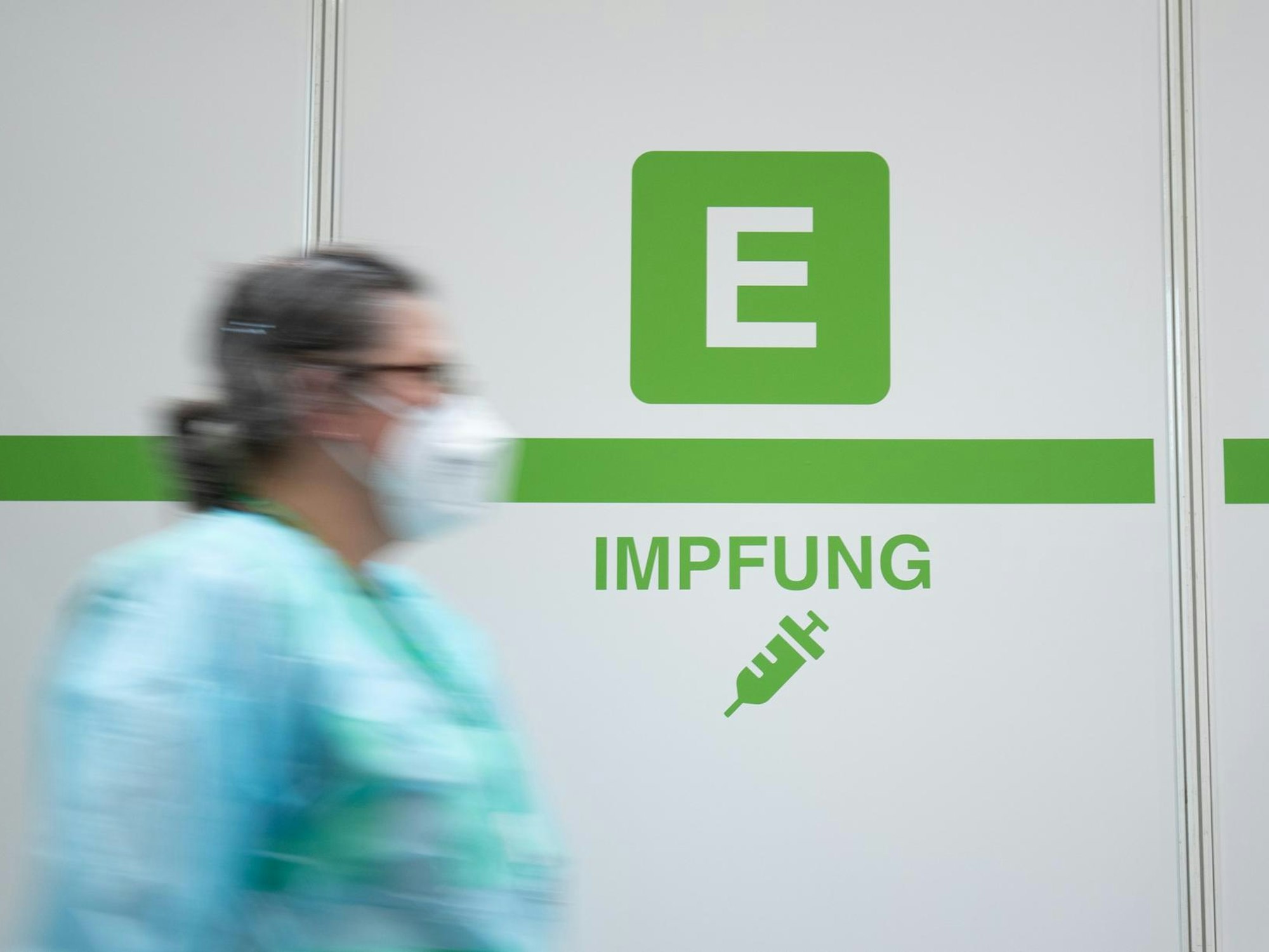 Eine Frau läuft durch ein Impfzentrum in NRW