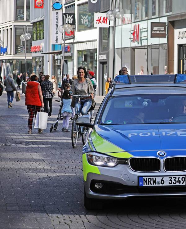 Streifenwagen der Polizei bei einer Fahrt auf der Schildergasse in Köln.