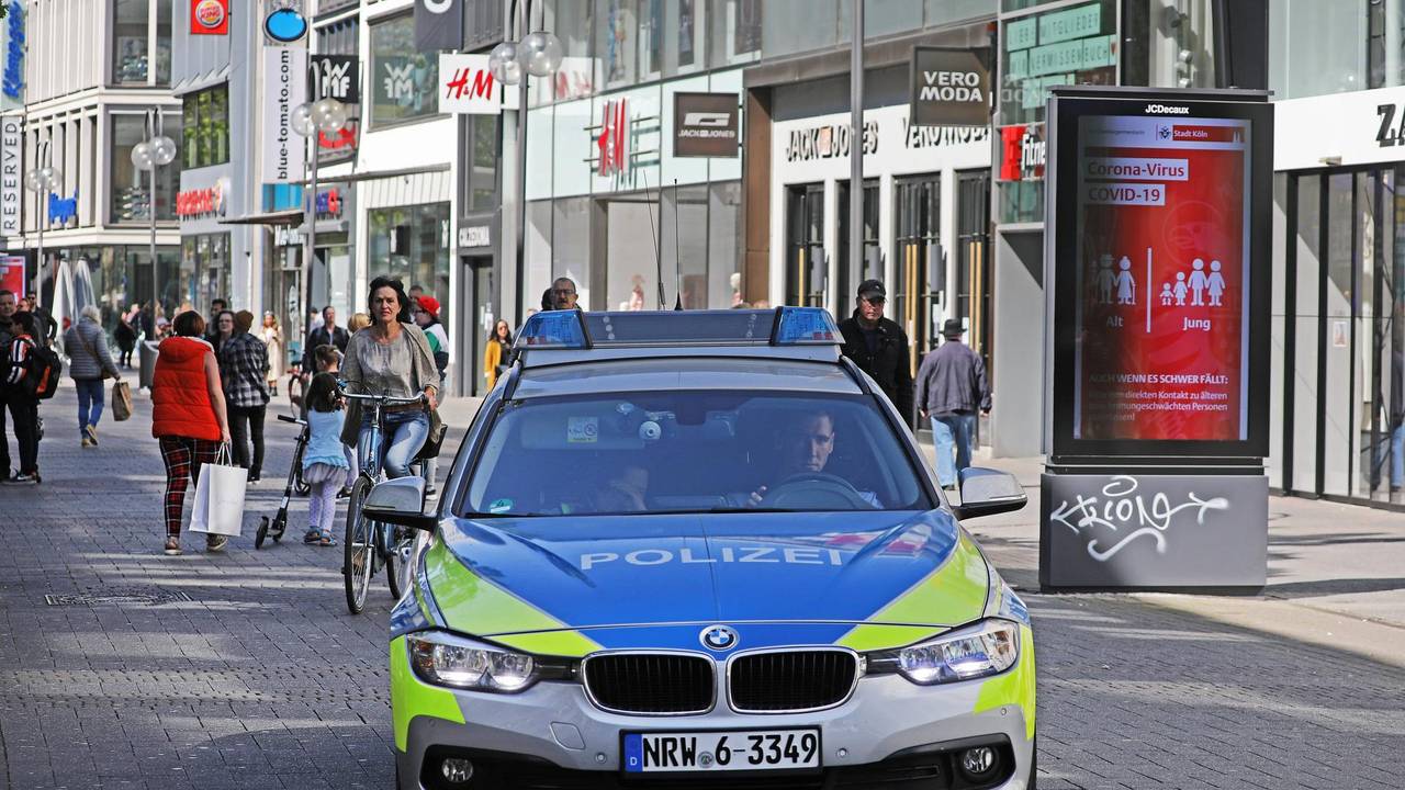 Streifenwagen der Polizei bei einer Fahrt auf der Schildergasse in Köln.