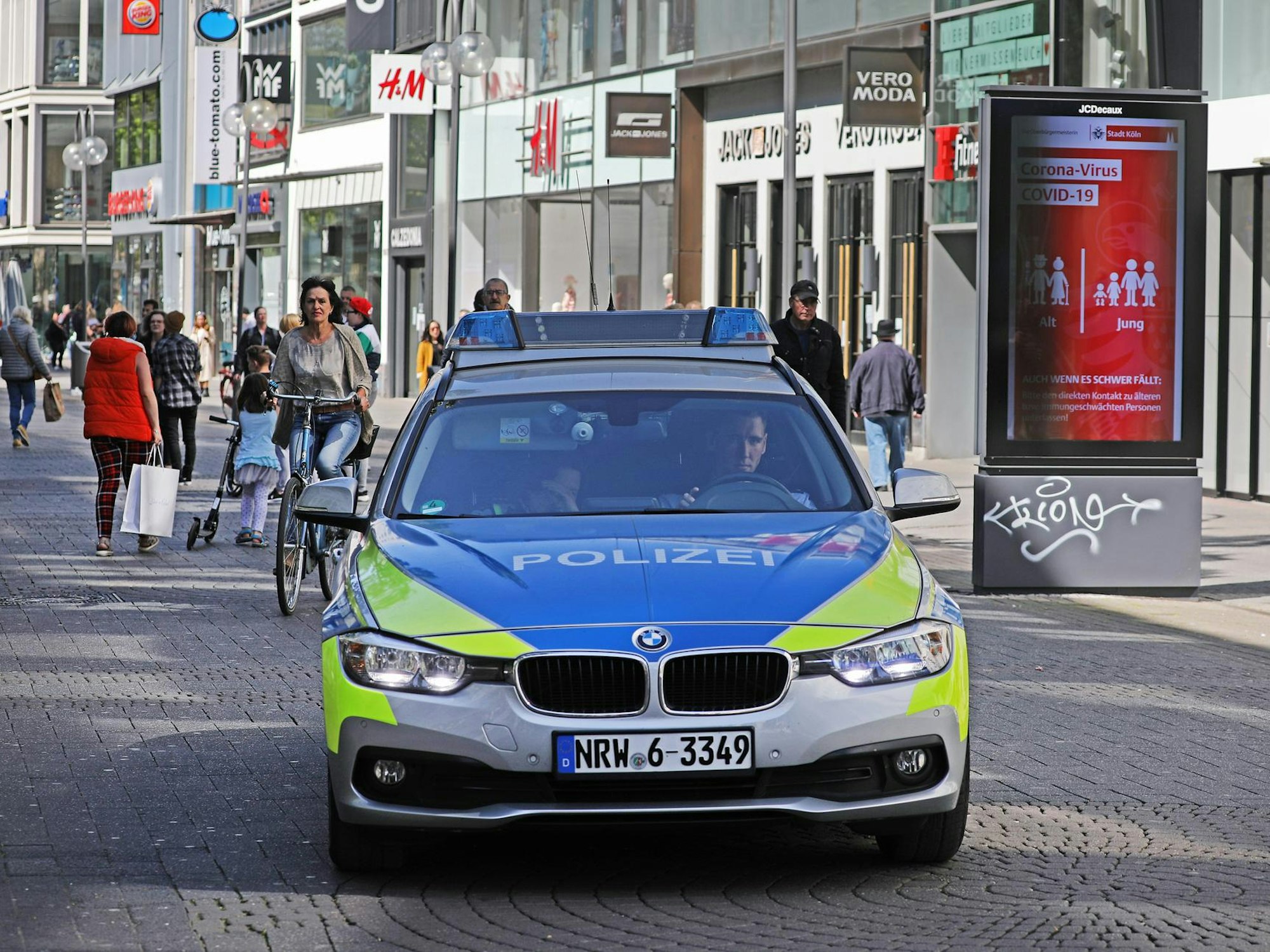 Streifenwagen der Polizei bei einer Fahrt auf der Schildergasse in Köln.