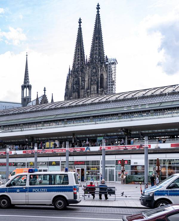 Polizei-Autos stehen am Breslauer Platz vor dem Kölner Hauptbahnhof.