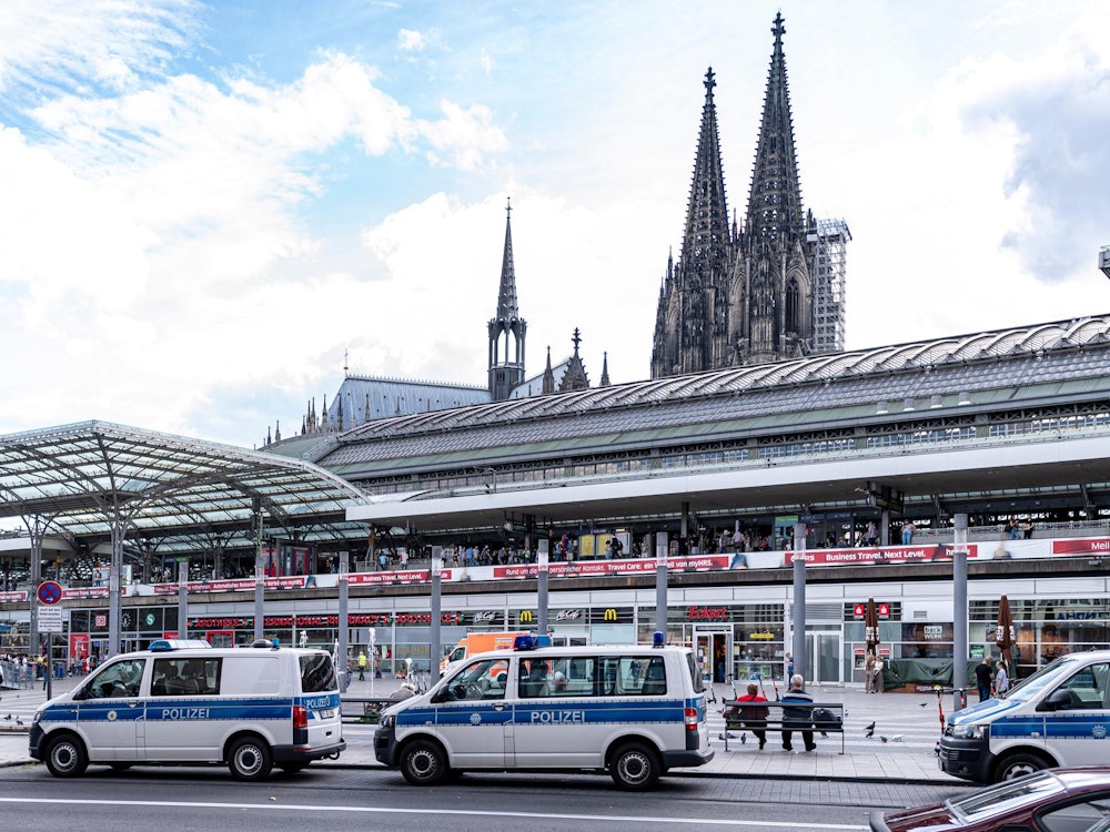 Polizei-Autos stehen am Breslauer Platz vor dem Kölner Hauptbahnhof.