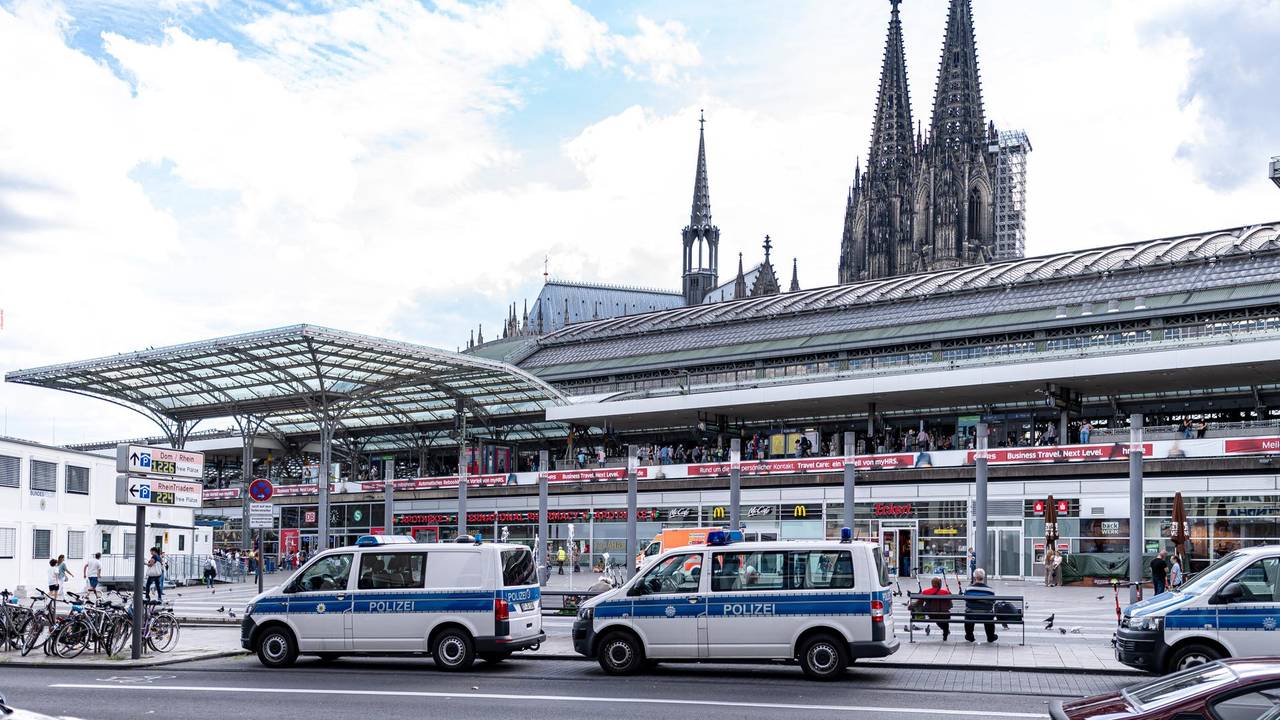 Polizei-Autos stehen am Breslauer Platz vor dem Kölner Hauptbahnhof.
