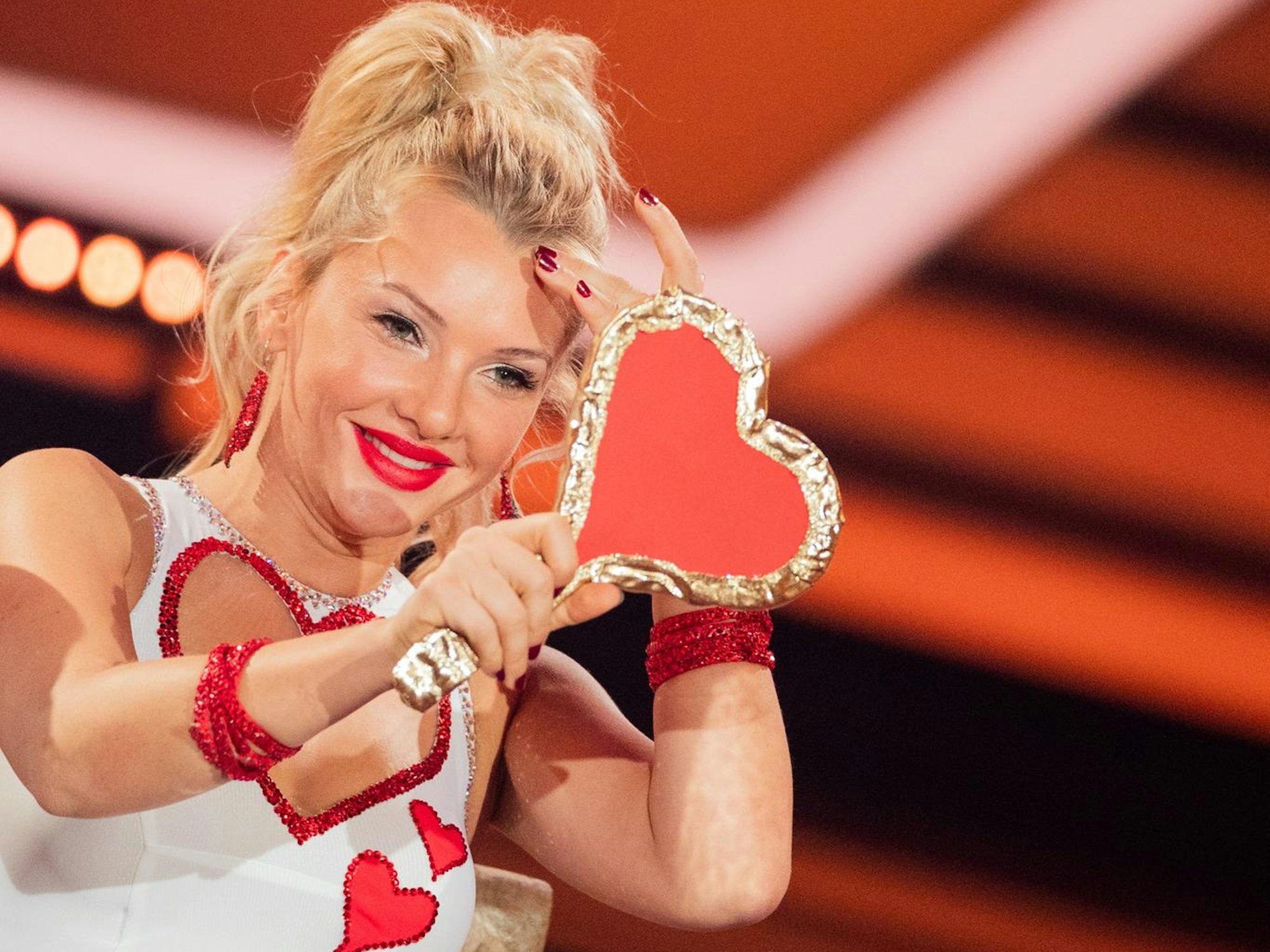 Evelyn Burdecki (hier 2019 bei „Let's Dance“): Sie lässt die Herzen der Fans höher schlagen - und zeigt sich gern extrem heiß.