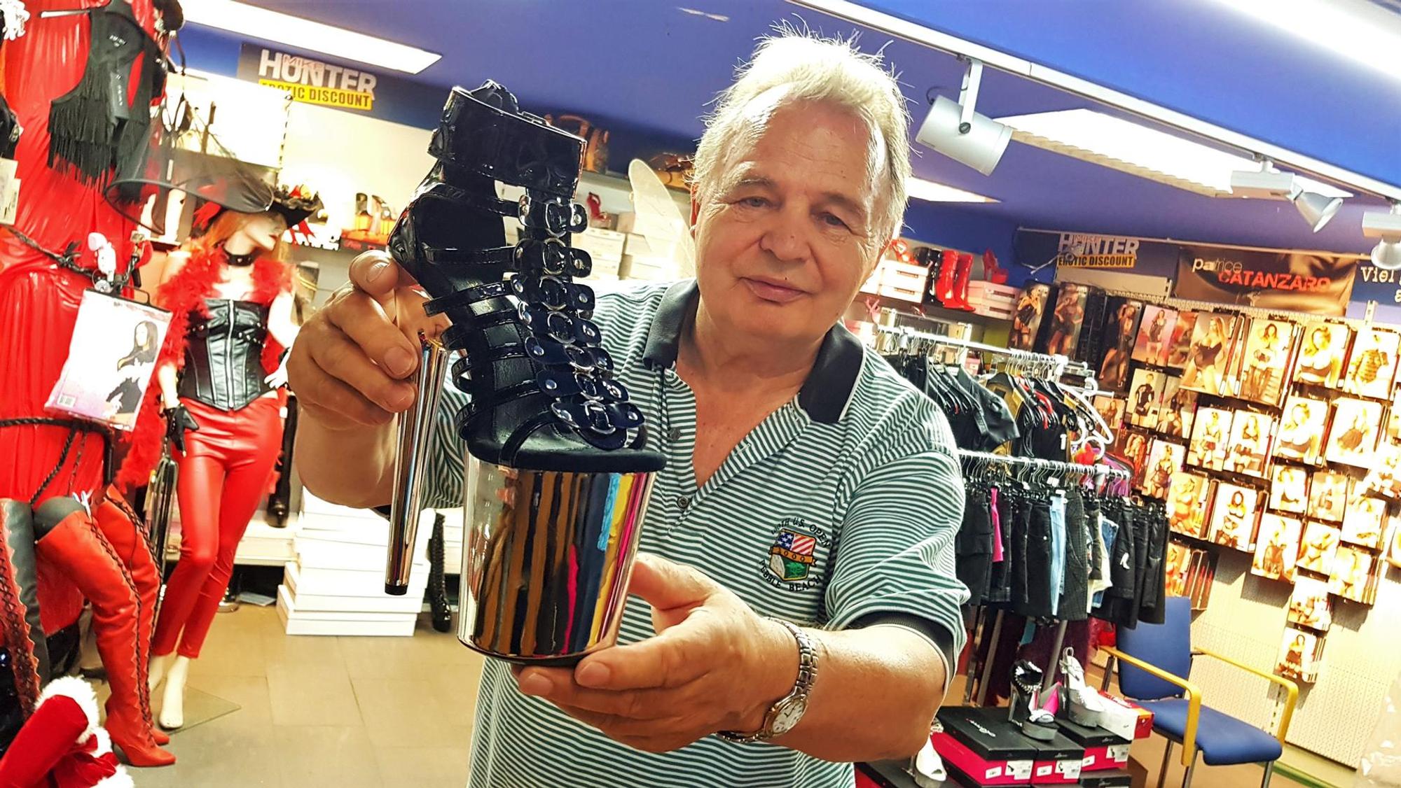 Porno-König Mike Hunter 2018 in seinem Laden am Barbarossaplatz.