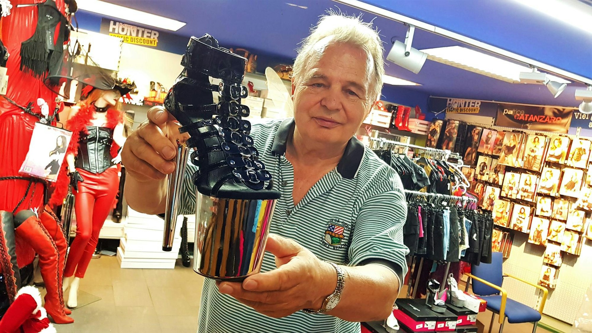 Porno-König Mike Hunter 2018 in seinem Laden am Barbarossaplatz.