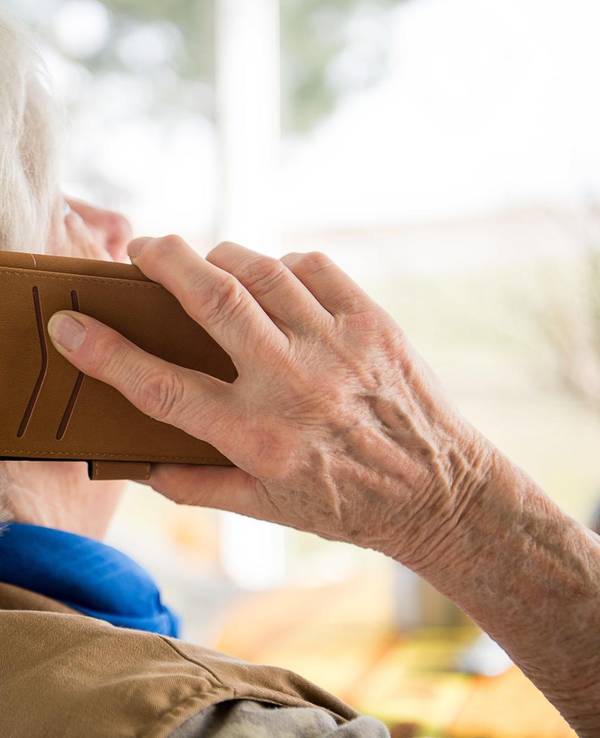 Eine Seniorin telefoniert mit dem Handy