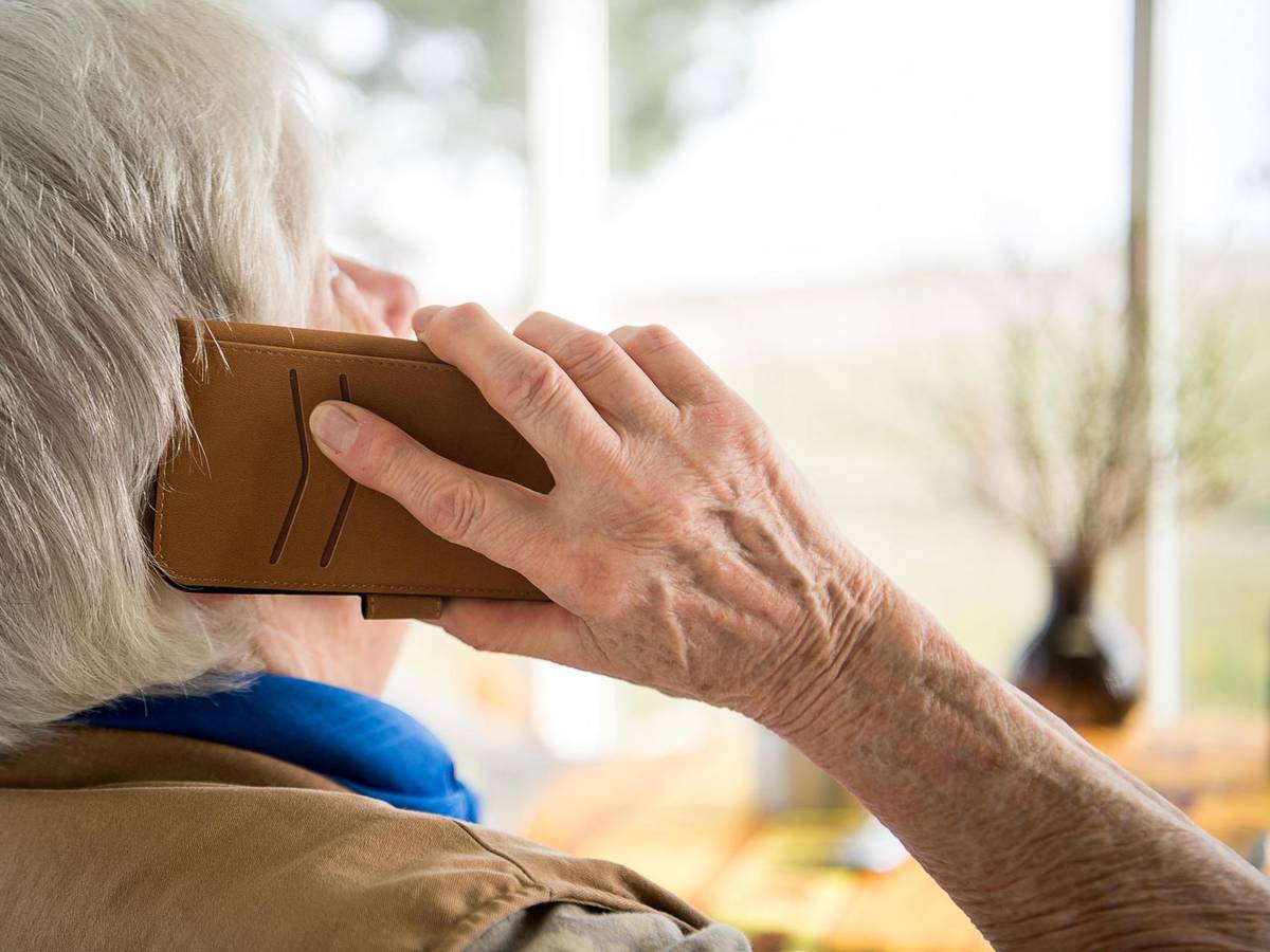 Eine Seniorin telefoniert mit dem Handy