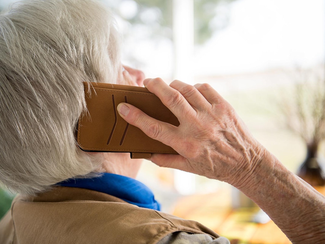 Eine Rentnerin telefoniert.