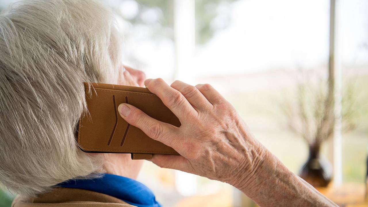Eine Seniorin telefoniert mit dem Handy