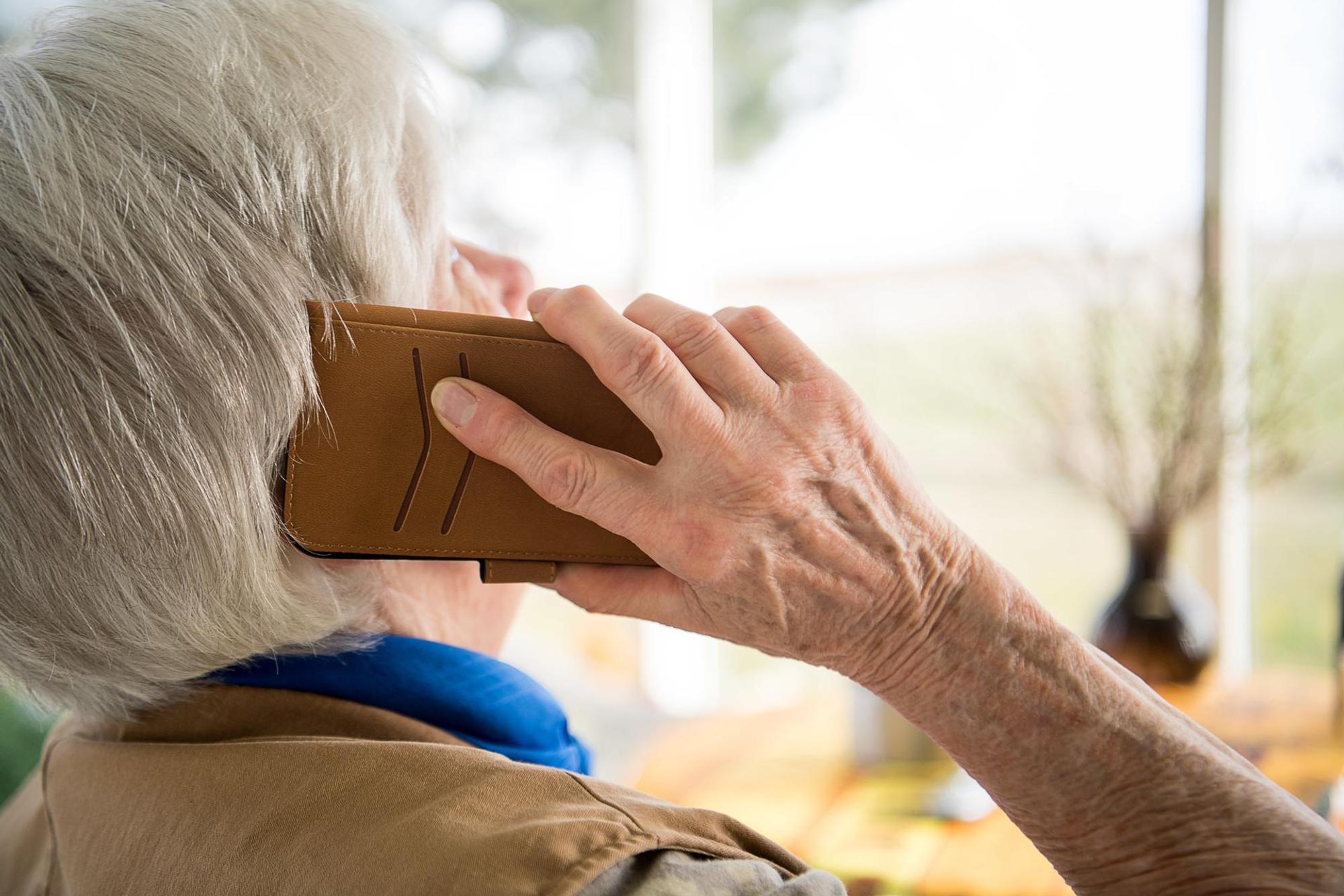Eine Seniorin telefoniert mit dem Handy