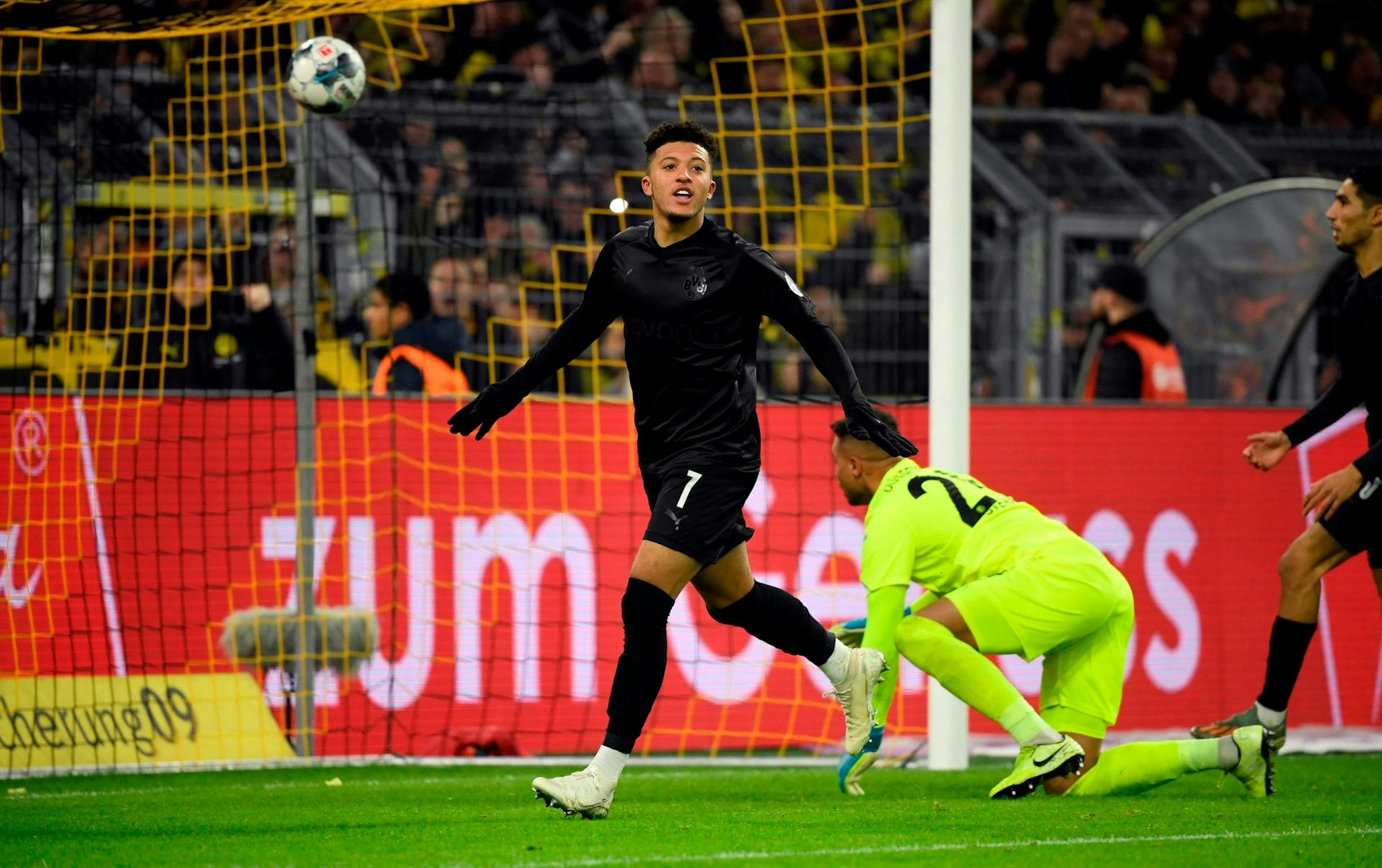 Jadon Sanch im schwarzen BVB-Trikot