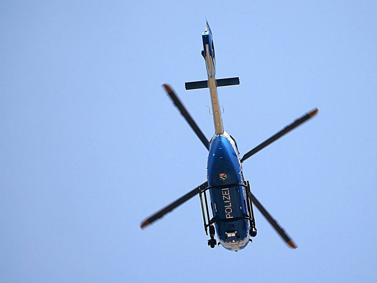 Ein Polizeihubschrauber ist in der Luft.