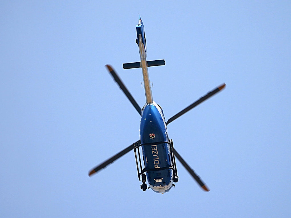 Ein Polizeihubschrauber ist in der Luft.