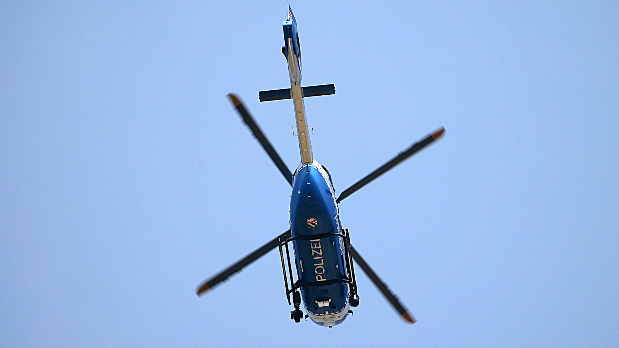 Ein Polizeihubschrauber ist in der Luft.