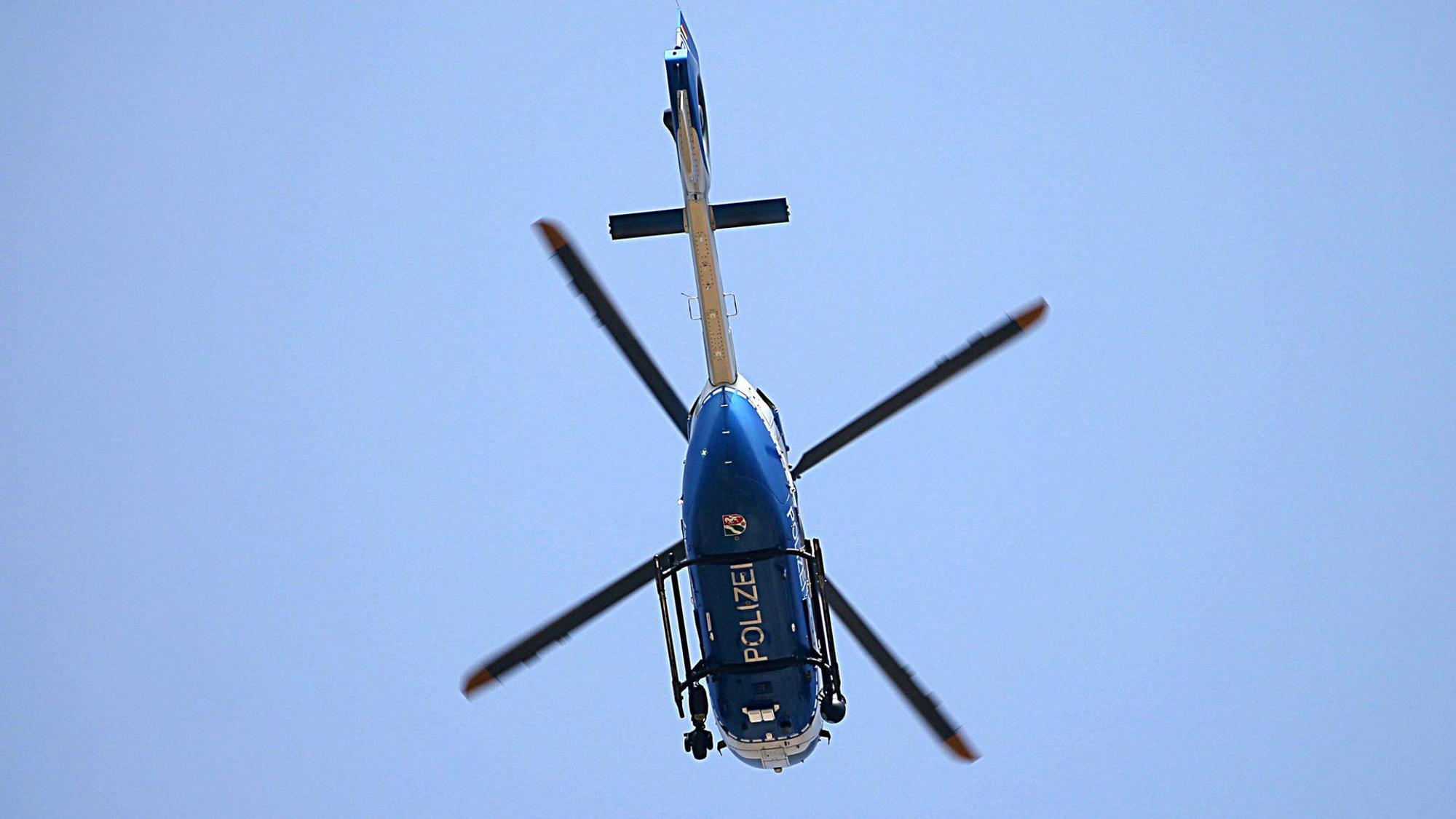 Ein Polizeihubschrauber ist in der Luft.