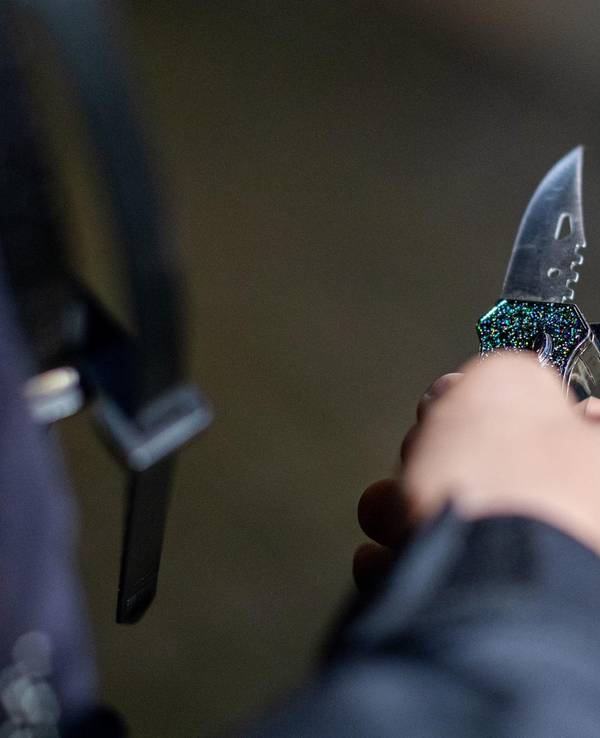 Ein Polizist hält ein sichergestelltes Messer in der Hand.