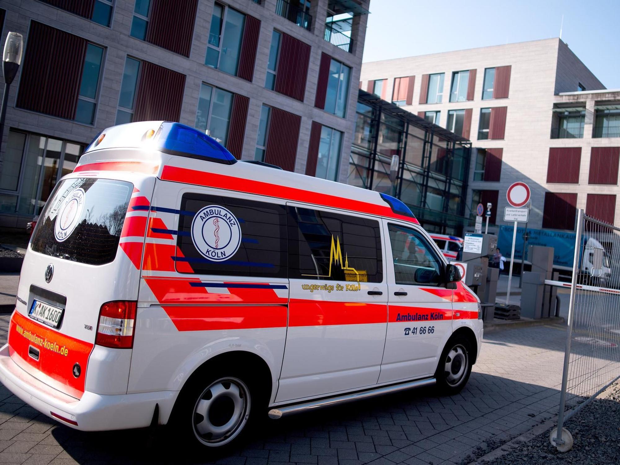 Ein Krankenwagen steht auf dem Gelände der Universitätsklinik Köln.
