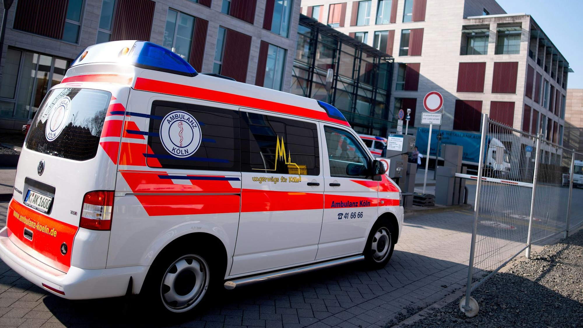 Ein Krankenwagen fährt auf das Gelände der Universitätsklinik Köln.