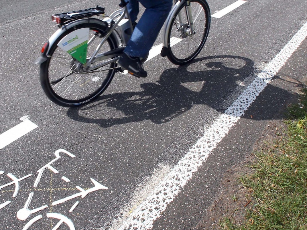 Ein Fahrradfahrer ist auf einem Radweg unterwegs.