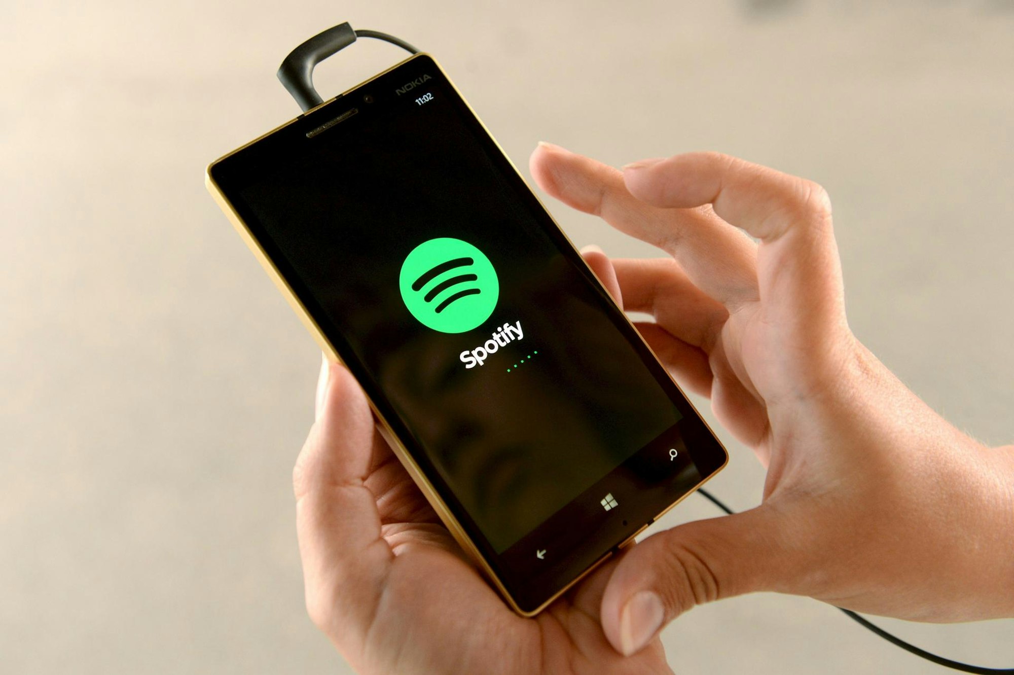 Smartphone mit Spotify Logo auf dem Display.