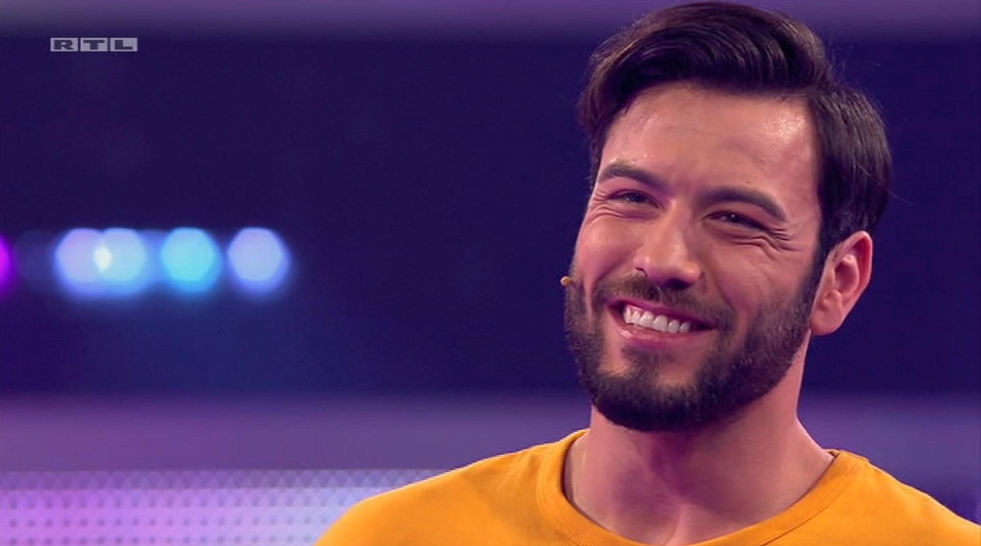 Mustafa lacht