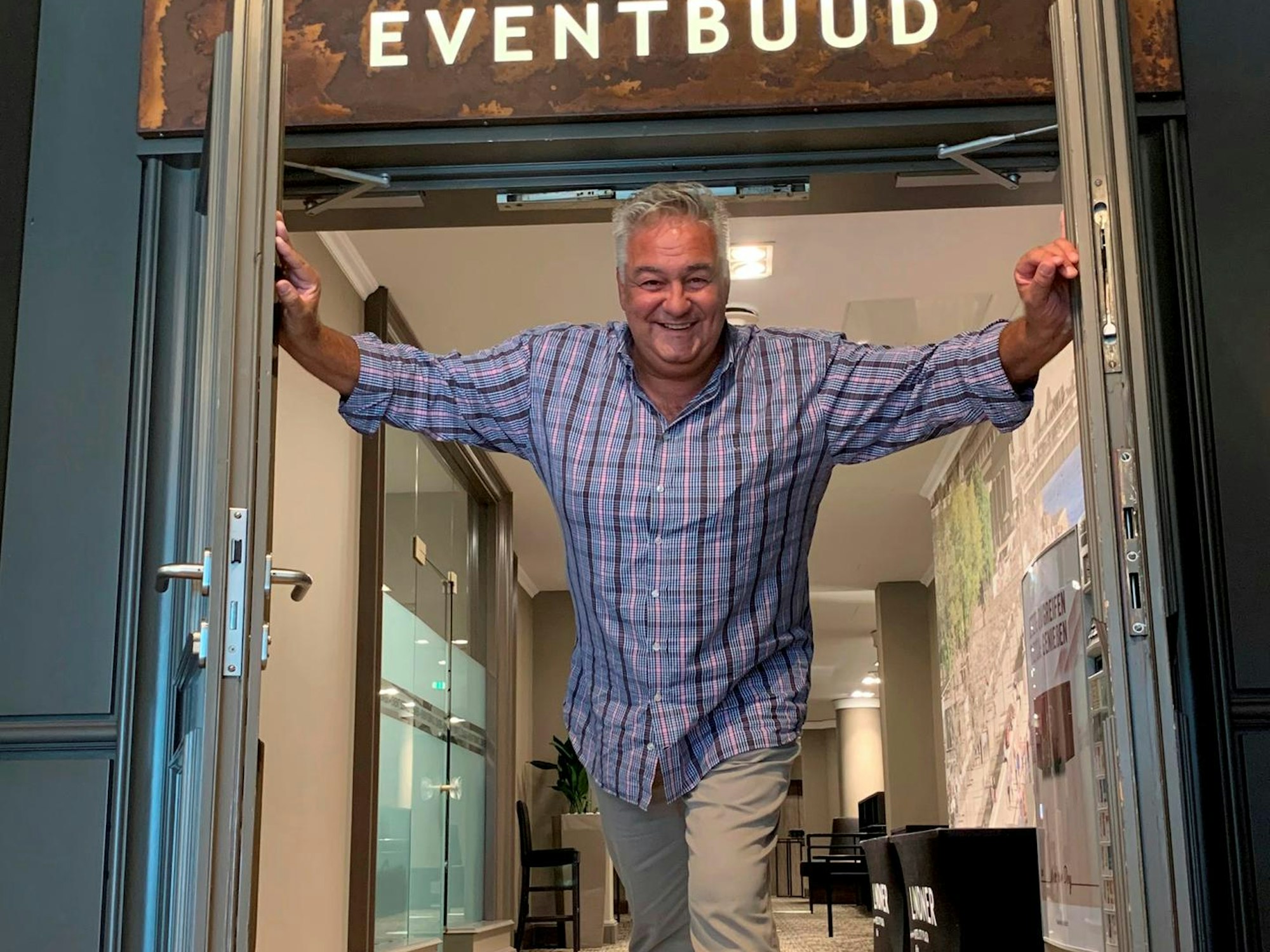 Hotel-Chef Dirk Metzner vom Linder-Hotel in Köln vor der Eingangstür.