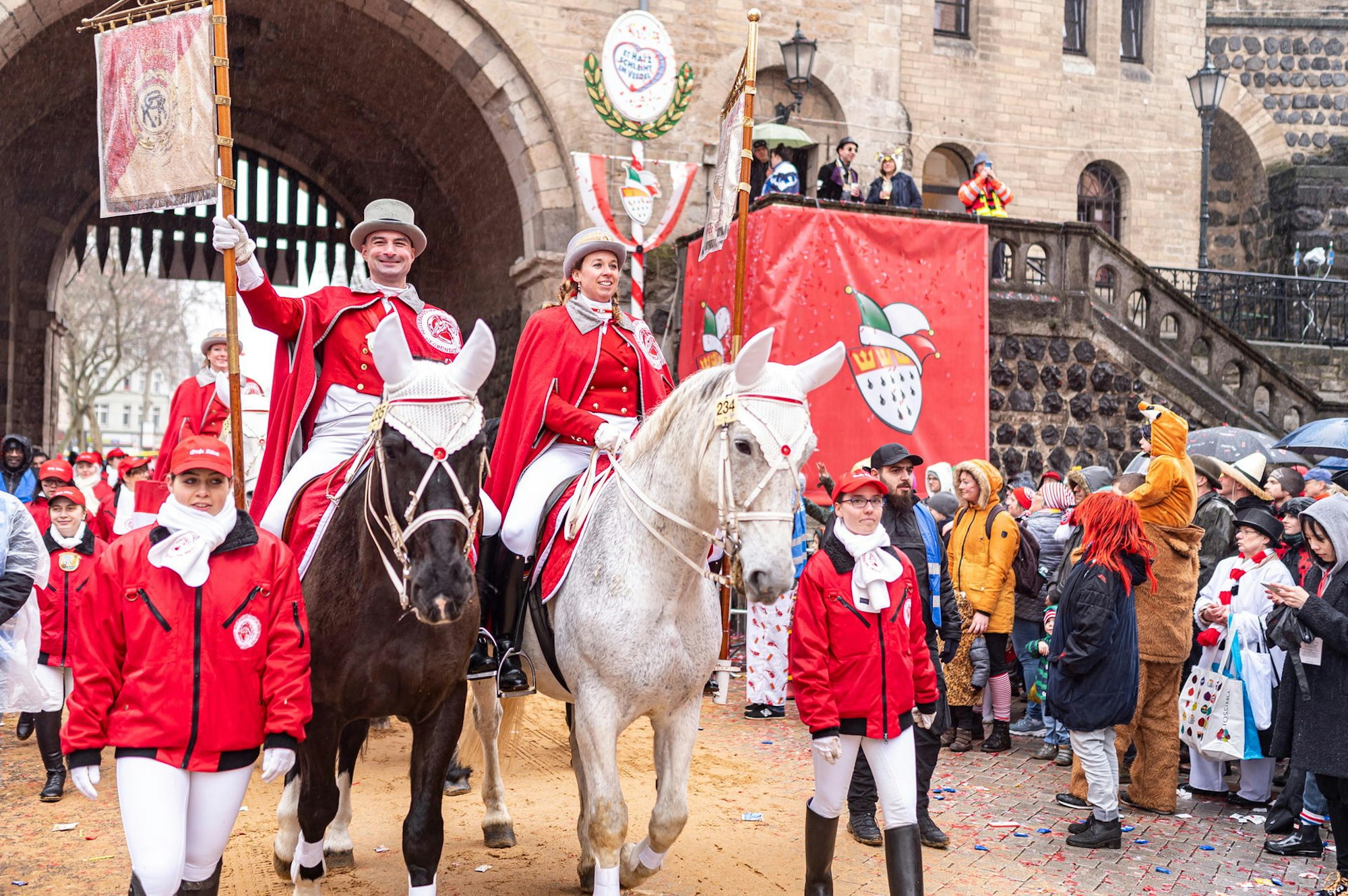 Pferde im Karnevalszug in Köln.