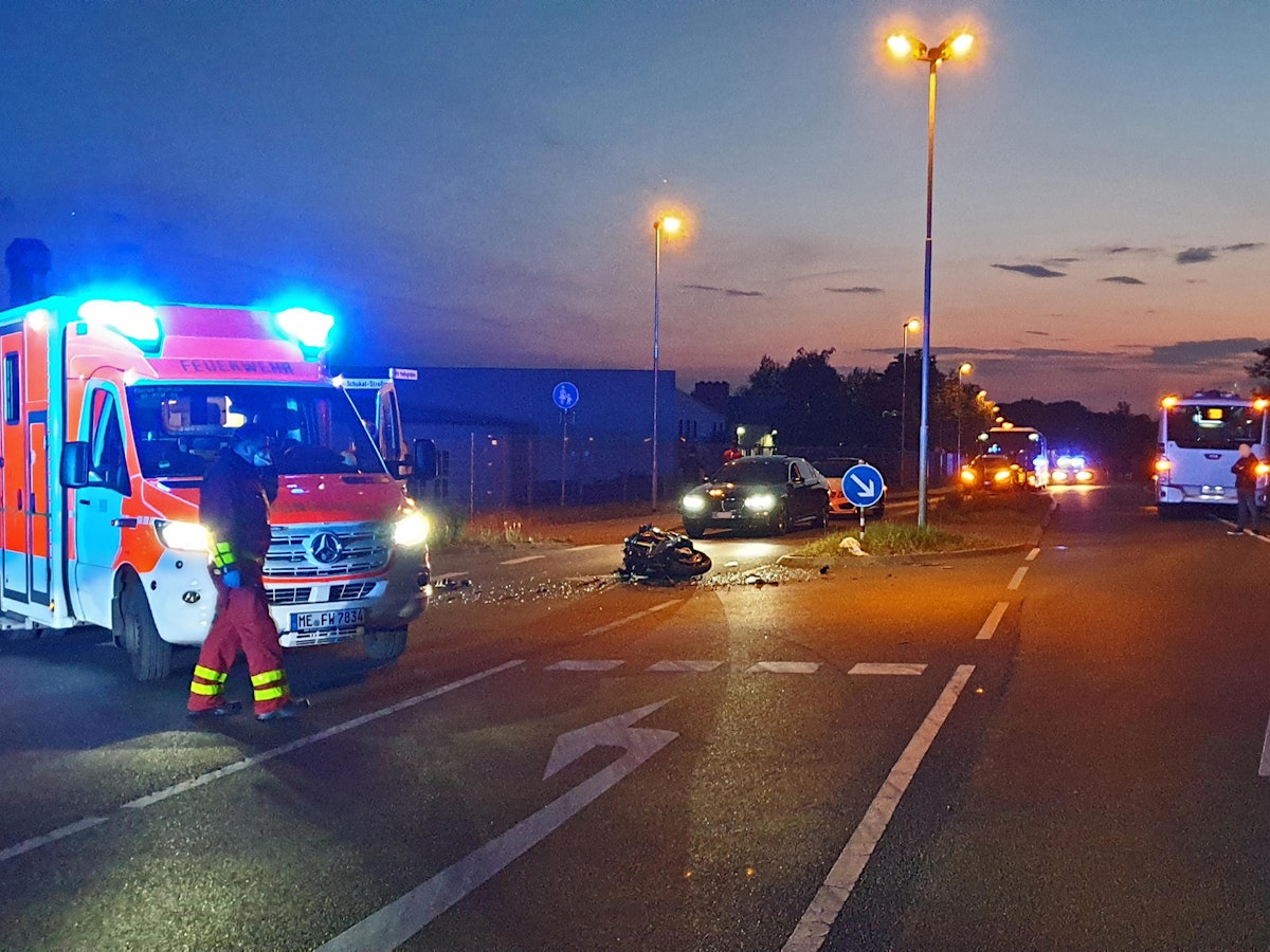 Unfallstelle mit Rettungswagen auf der Straße