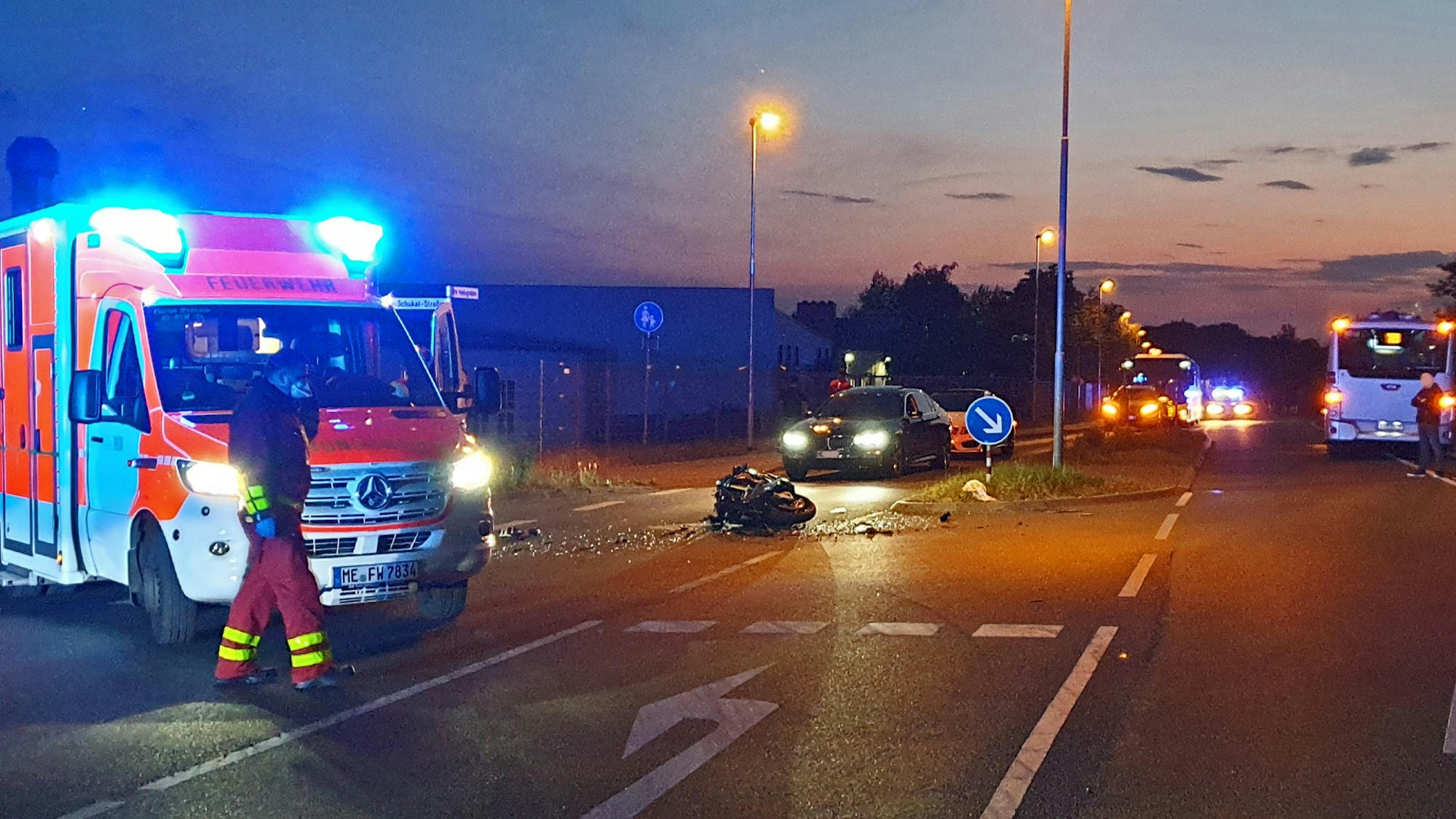 Unfallstelle mit Rettungswagen auf der Straße