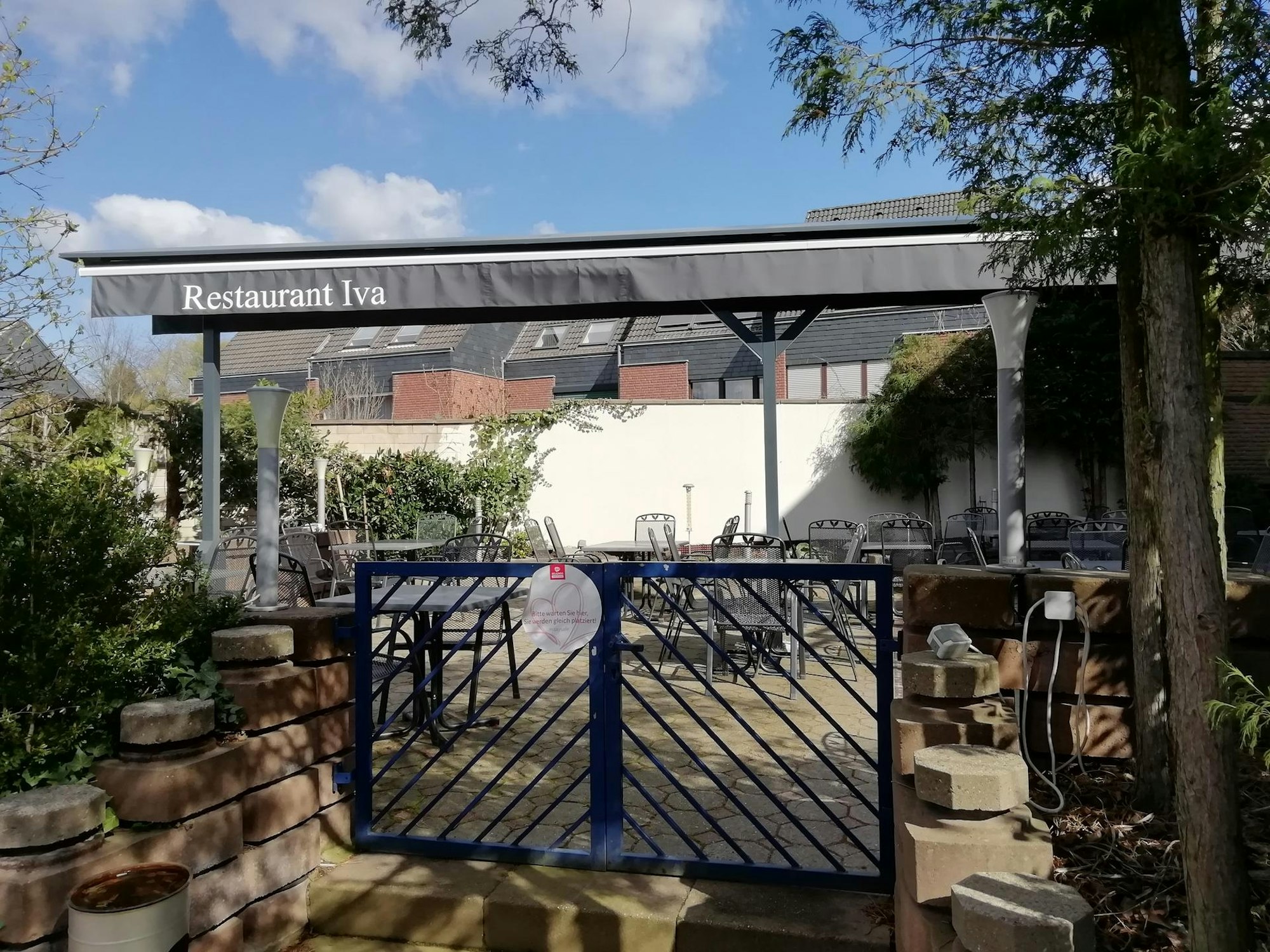Der Eingang zum Biergarten im Birkenhof in Köln.