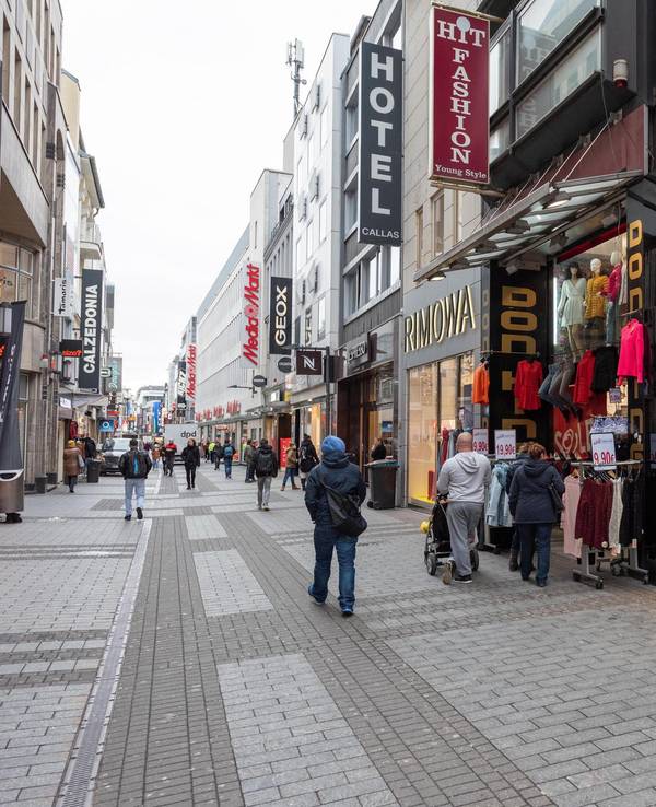 Geschäfte in der Kölner Hohe Straße.