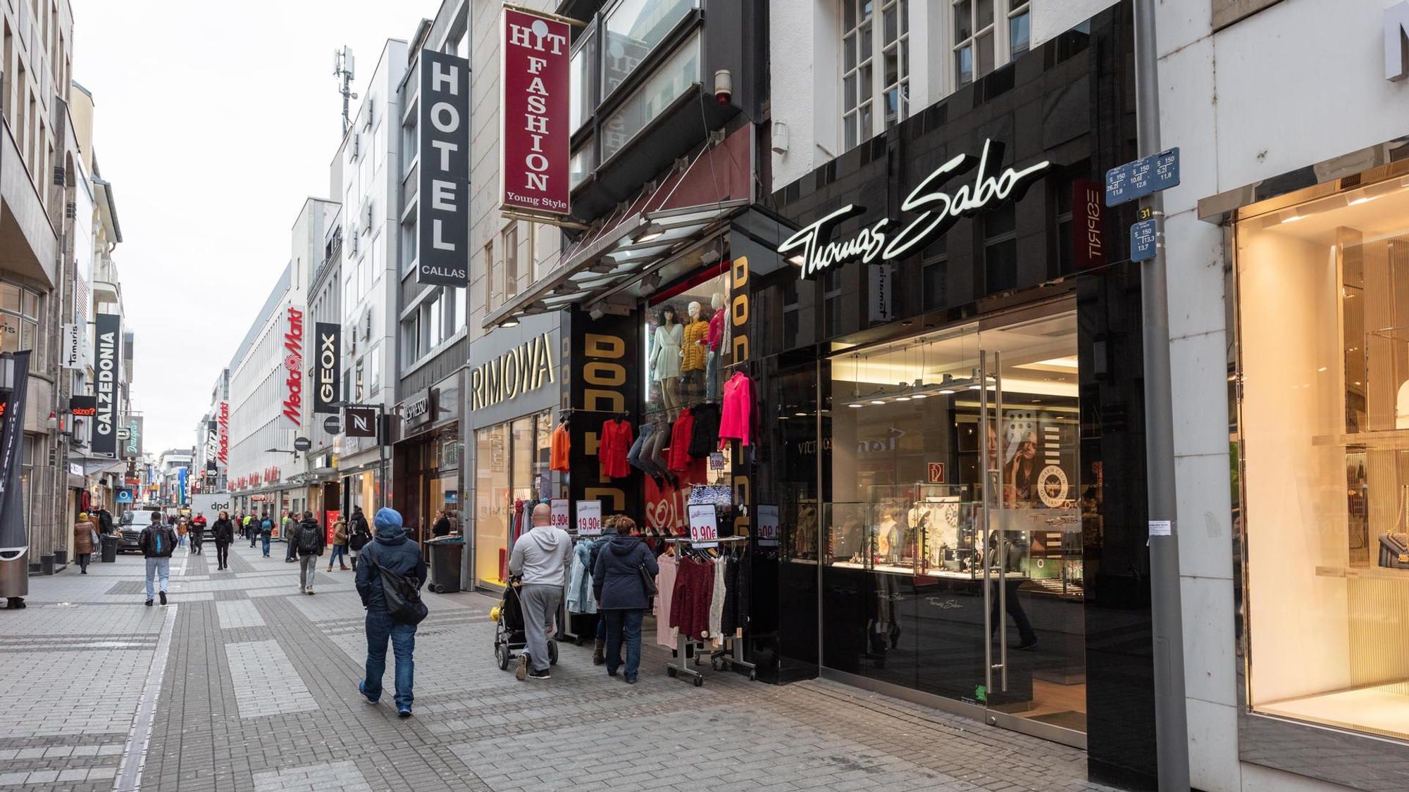Geschäfte in der Kölner Hohe Straße.