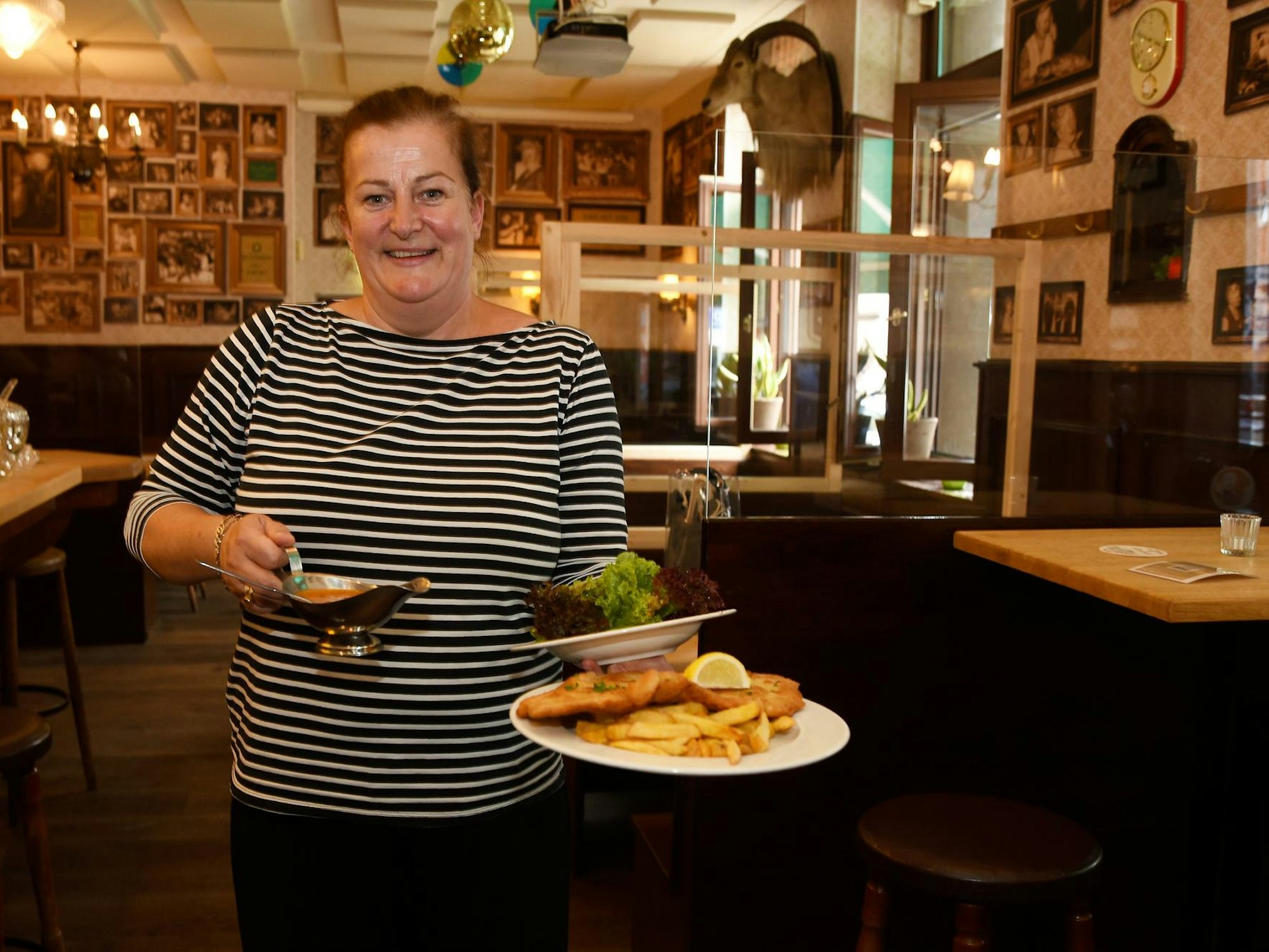 Maureen Wolf, Wirtin der Gaststätte Oma Kleinmann, mit einem Schnitzel.
