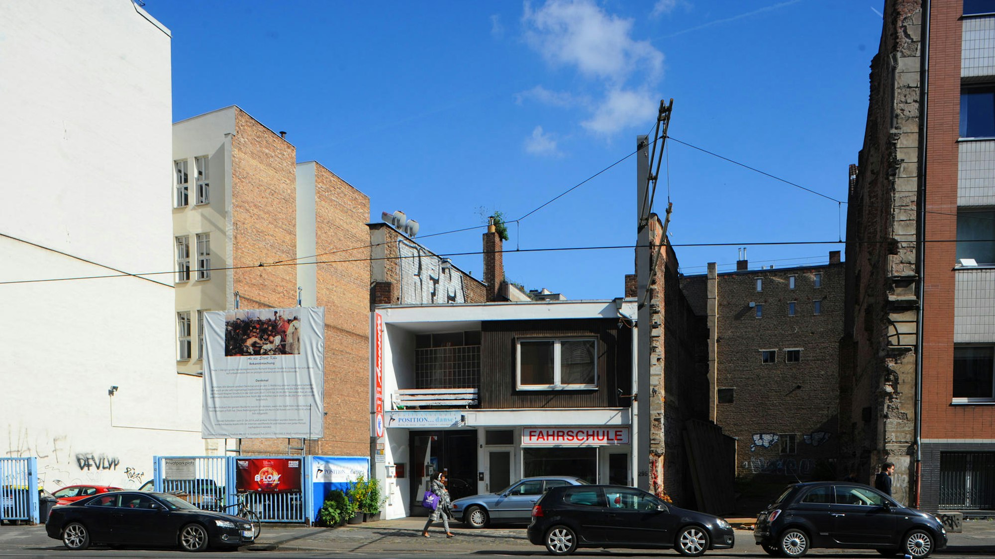 Die bekannte Kölner Baulücke an der Richard-Wagner-Straße. Konkret geht es um das Grundstück rechts (Archivfoto)