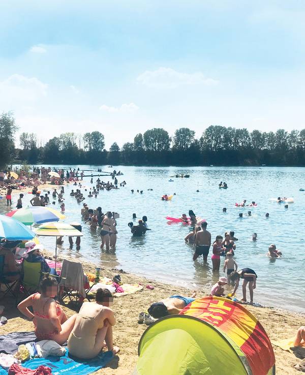 Escher See in Köln: Kein Corona-Mindestabstand am 8. August 2021 angesichts der Hitze und des Andrangs im Kölner Norden