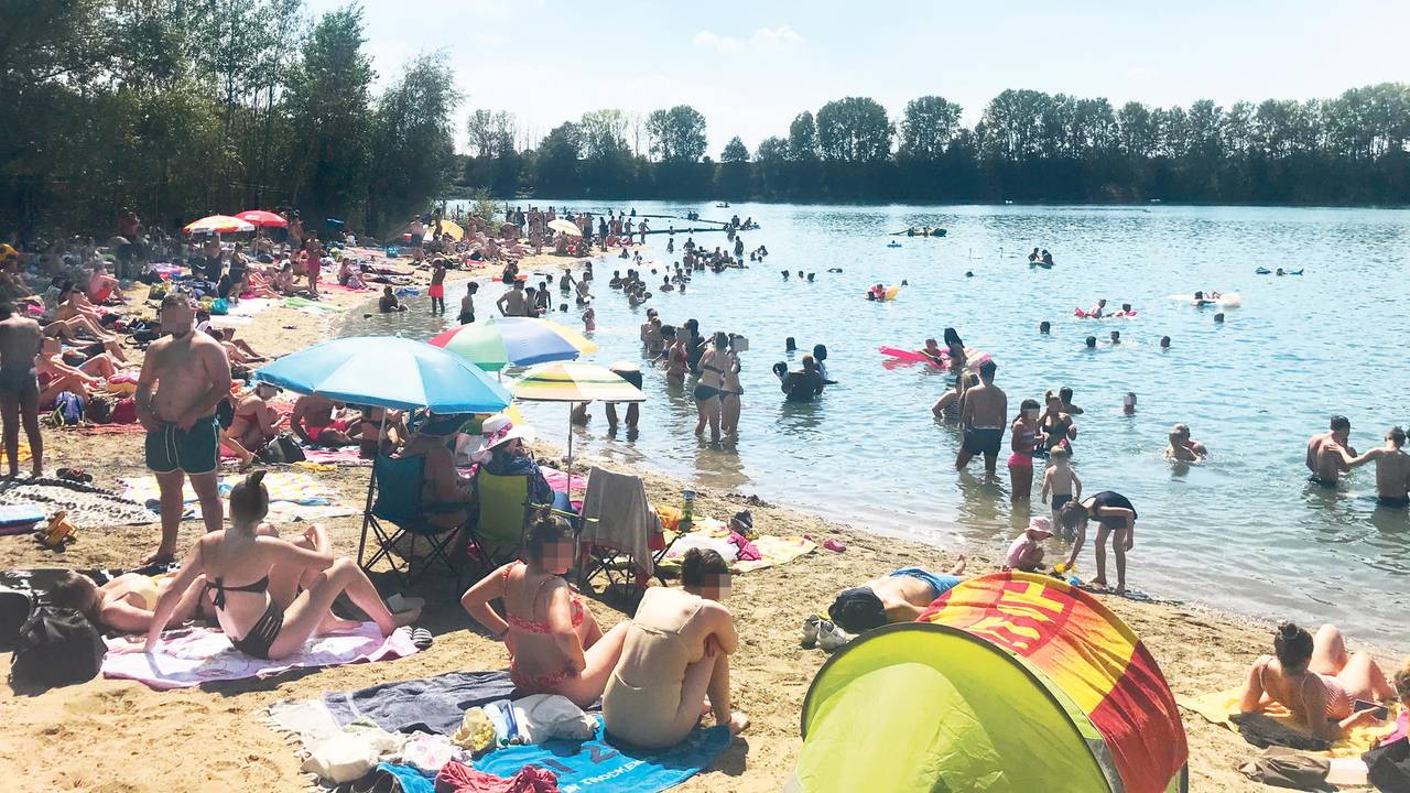 Escher See in Köln: Kein Corona-Mindestabstand am 8. August 2021 angesichts der Hitze und des Andrangs im Kölner Norden