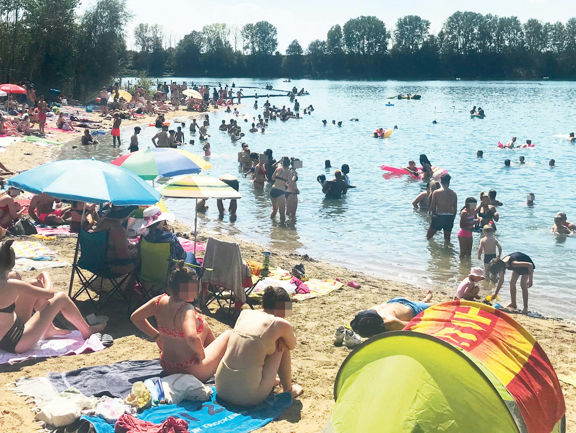 Escher See in Köln: Kein Corona-Mindestabstand am 8. August 2021 angesichts der Hitze und des Andrangs im Kölner Norden