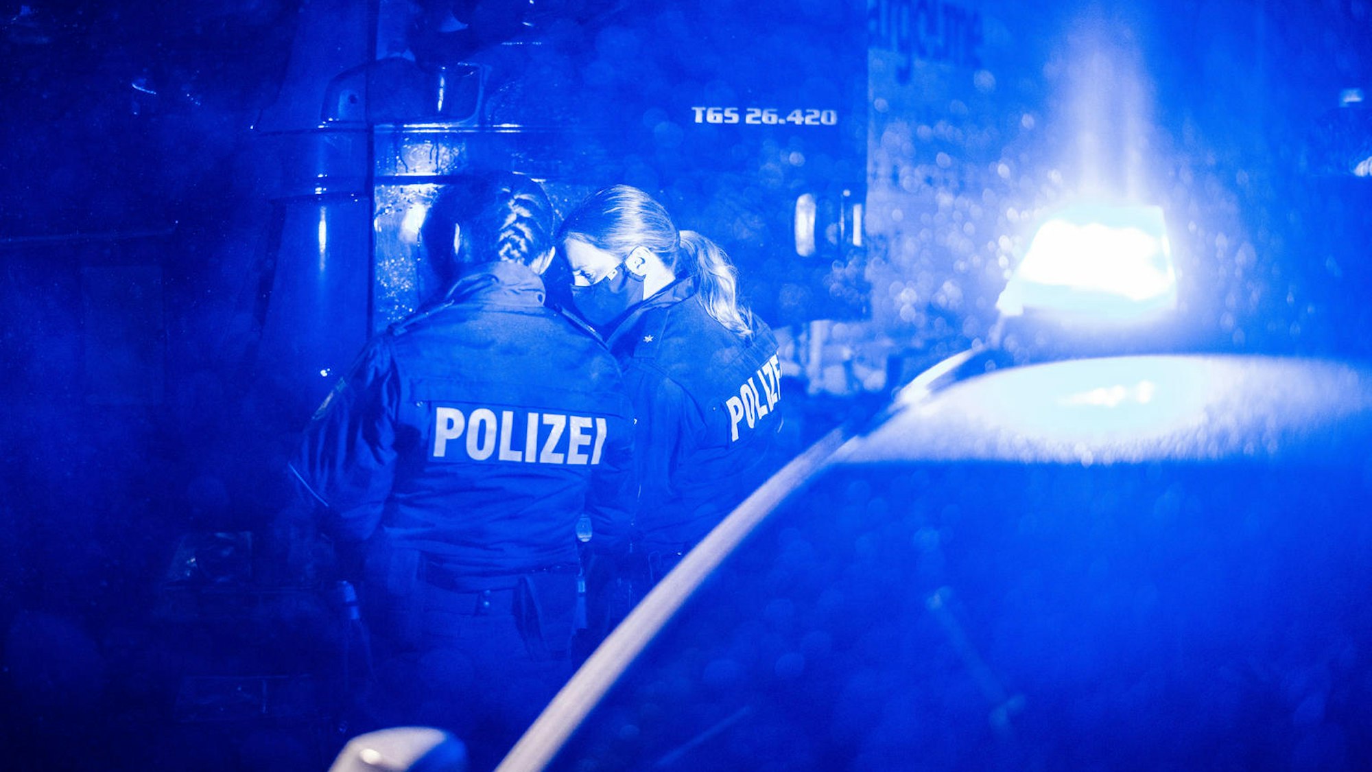 Die Polizei (hier ein Symbolfoto von einem Einsatz) ermittelt nach dem Leichenfund in Waldbröhl.