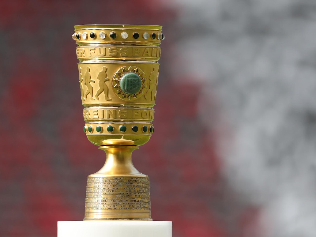 Der DFB-Pokal ist auf einem Podest ausgestellt.