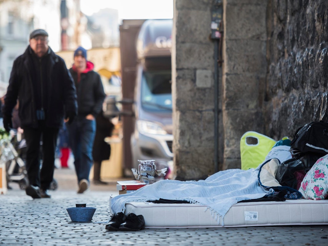 Ein Schlafplatz einer obdachlosen Person an der Severinstorburg.