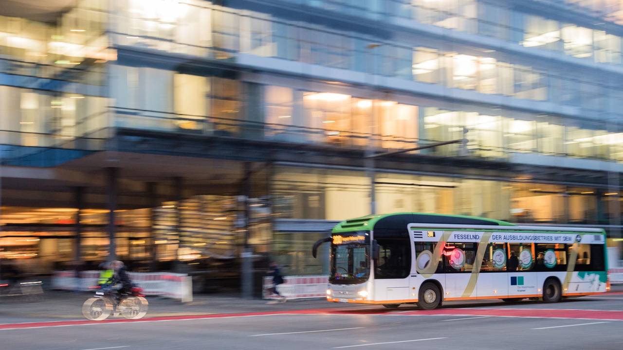 Ein Bus fährt über eine Straße.