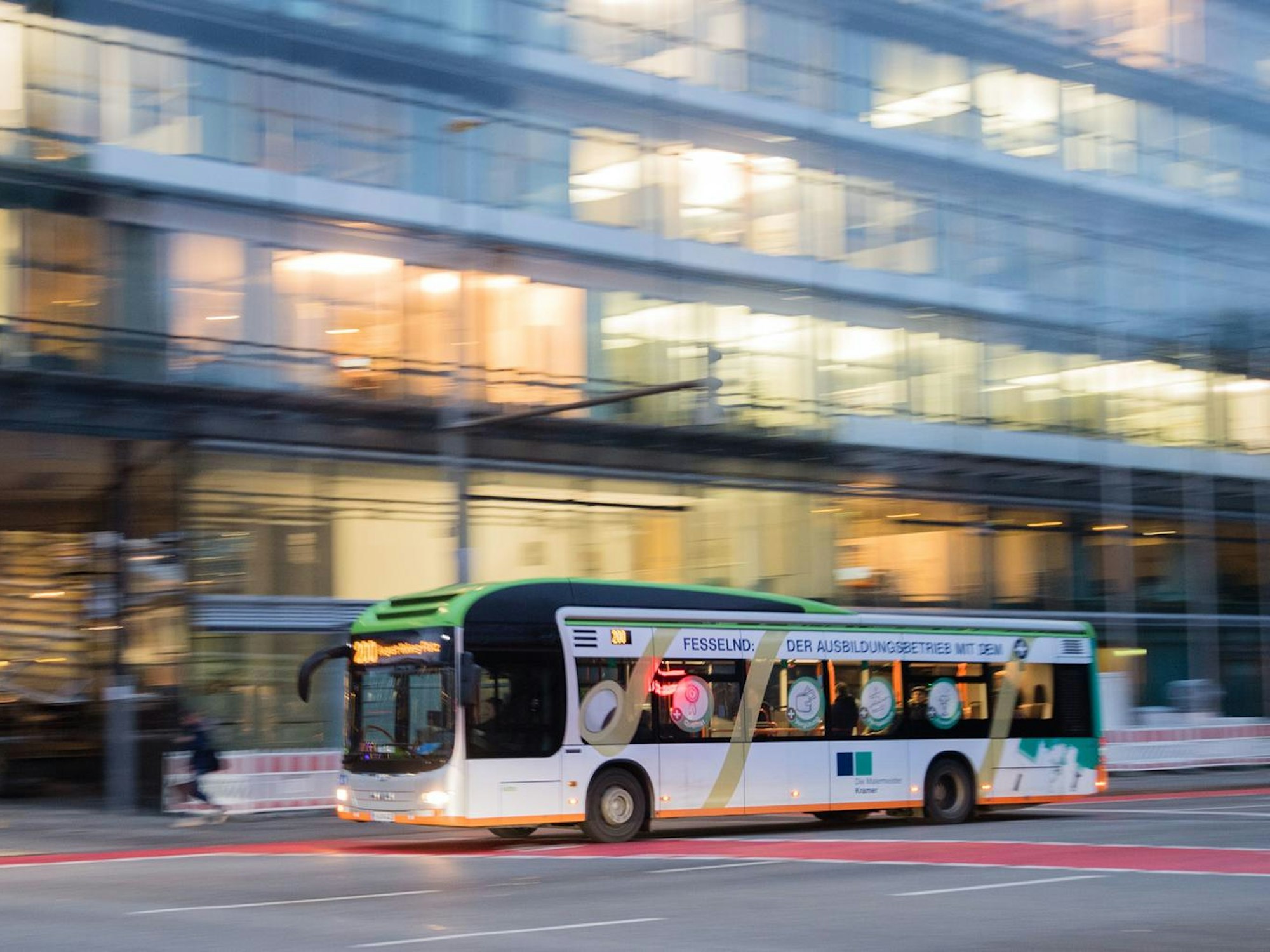 Ein Bus fährt über eine Straße.