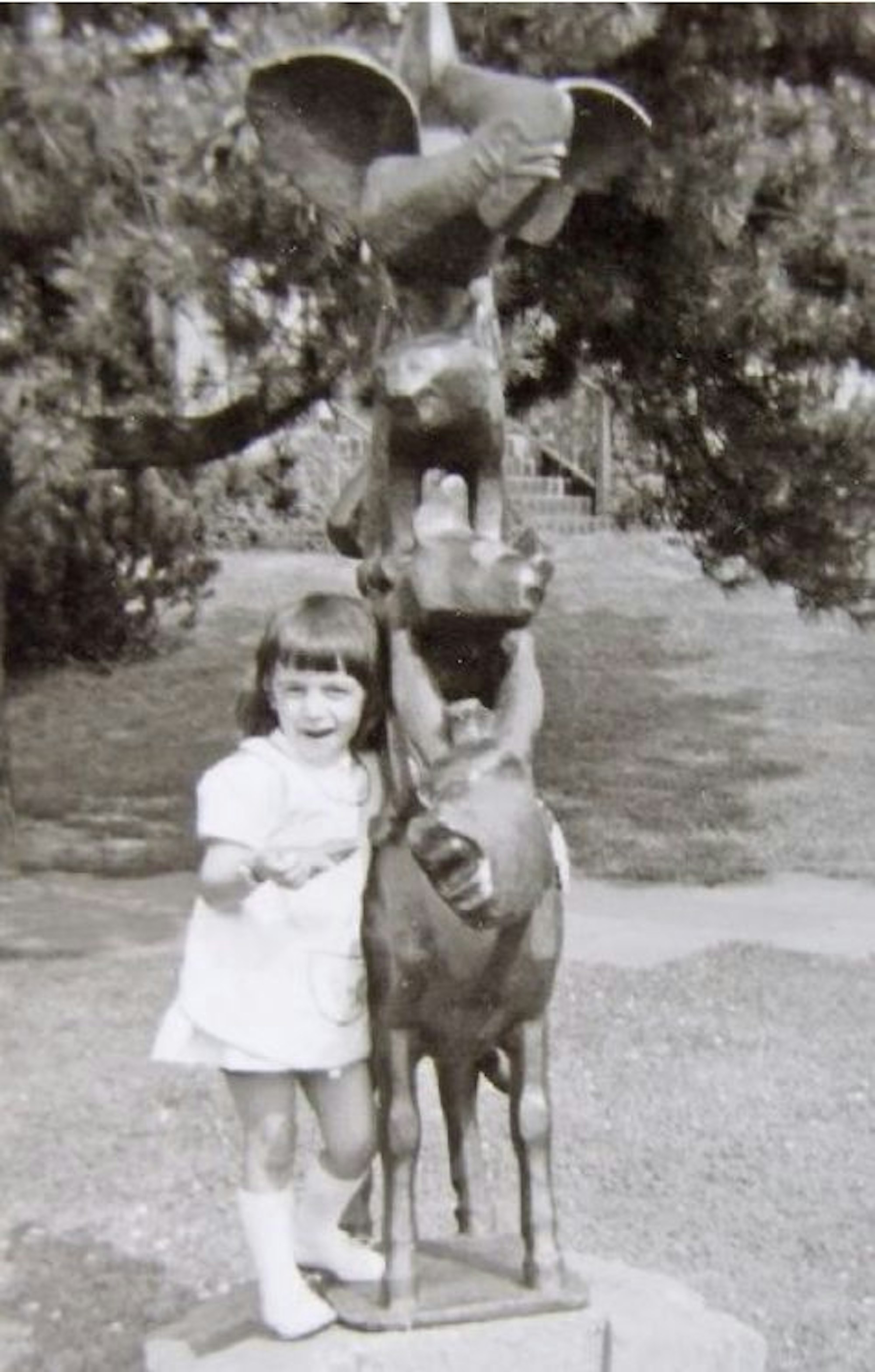 monika huth vor der skulptur