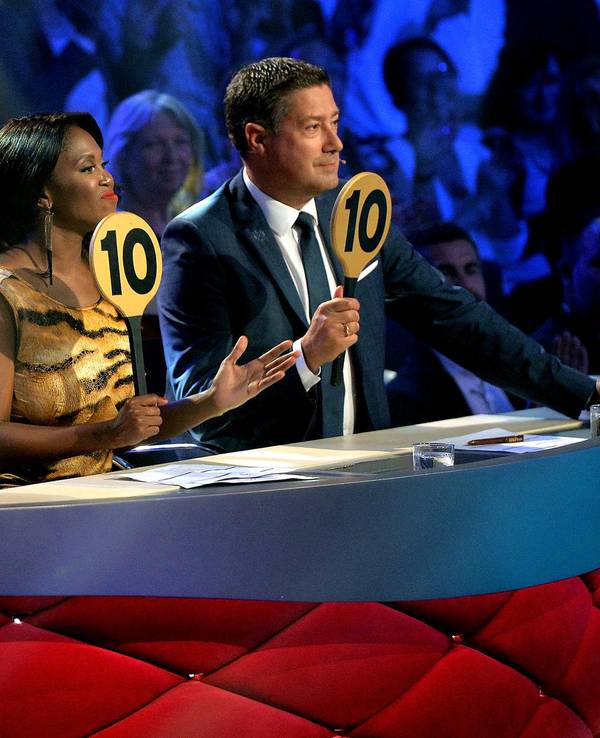 Jorge Gonzalez (l-r), Motsi Mabuse und Joachim Llambi, Jurymitglieder, bewerten die Tänze der Promis.