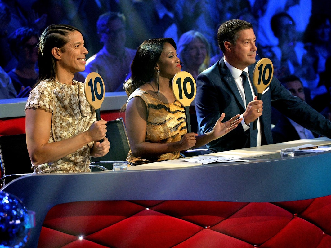 Jorge Gonzalez (l-r), Motsi Mabuse und Joachim Llambi, Jurymitglieder, bewerten die Tänze der Promis.