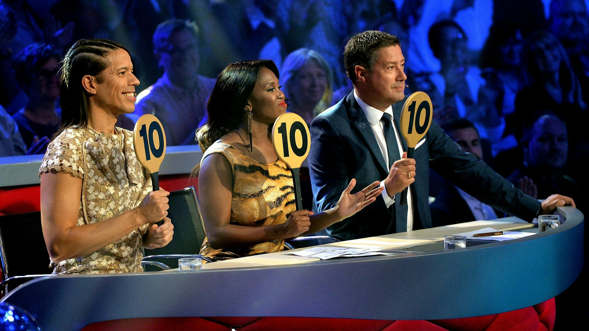 Jorge Gonzalez (l-r), Motsi Mabuse und Joachim Llambi, Jurymitglieder, bewerten die Tänze der Promis.