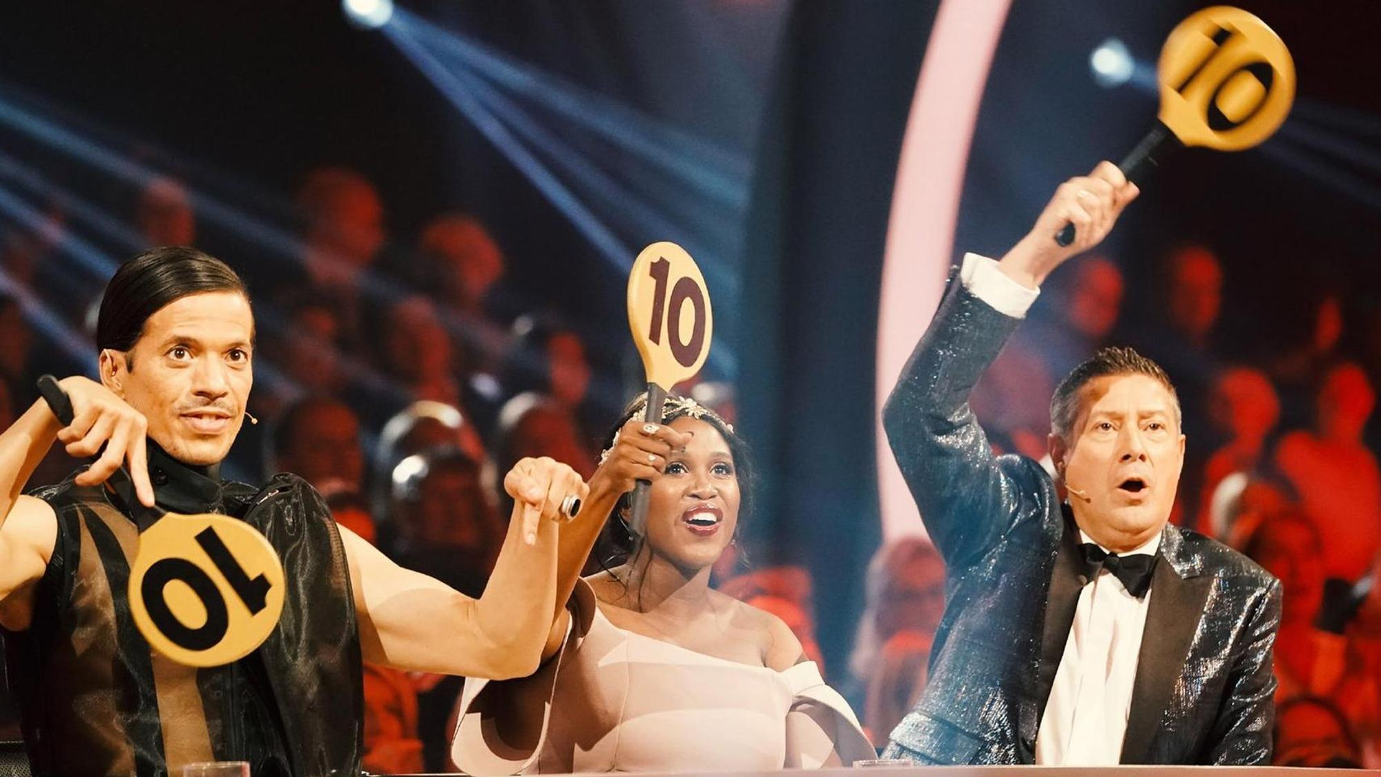 Joachim Llambi zeigt die Zehn! Gute Leistungen bewertet der „Let's Dance“-Juror auch gut.